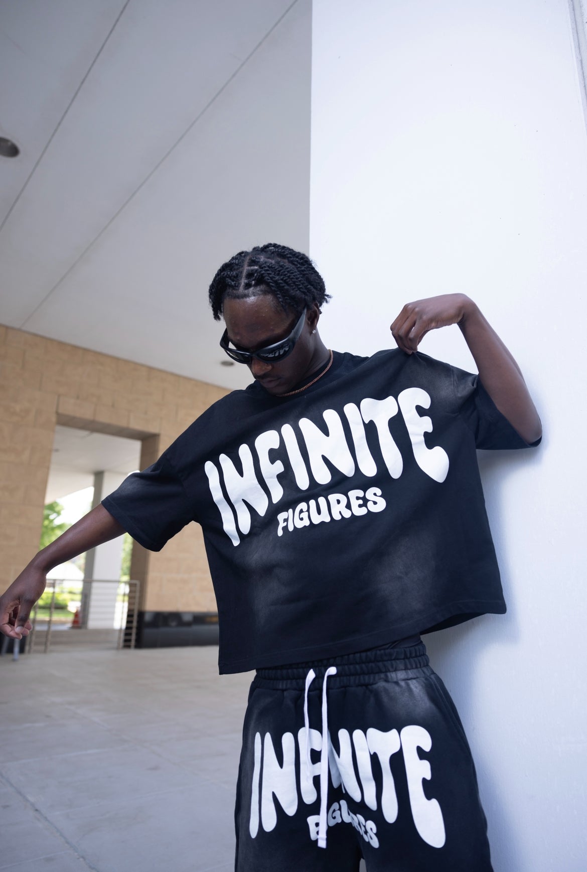 BLACK INFINITE TEE